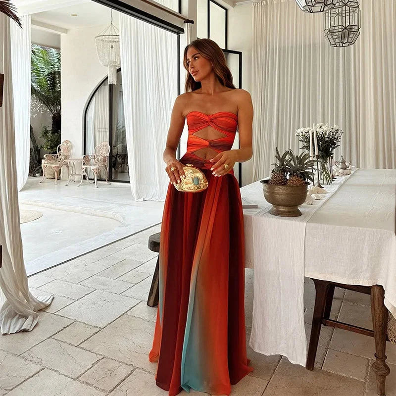 Robe longue sans bretelles en tissu léger, motifs blocs rouges et oranges, parfaite pour les soirées d'été.