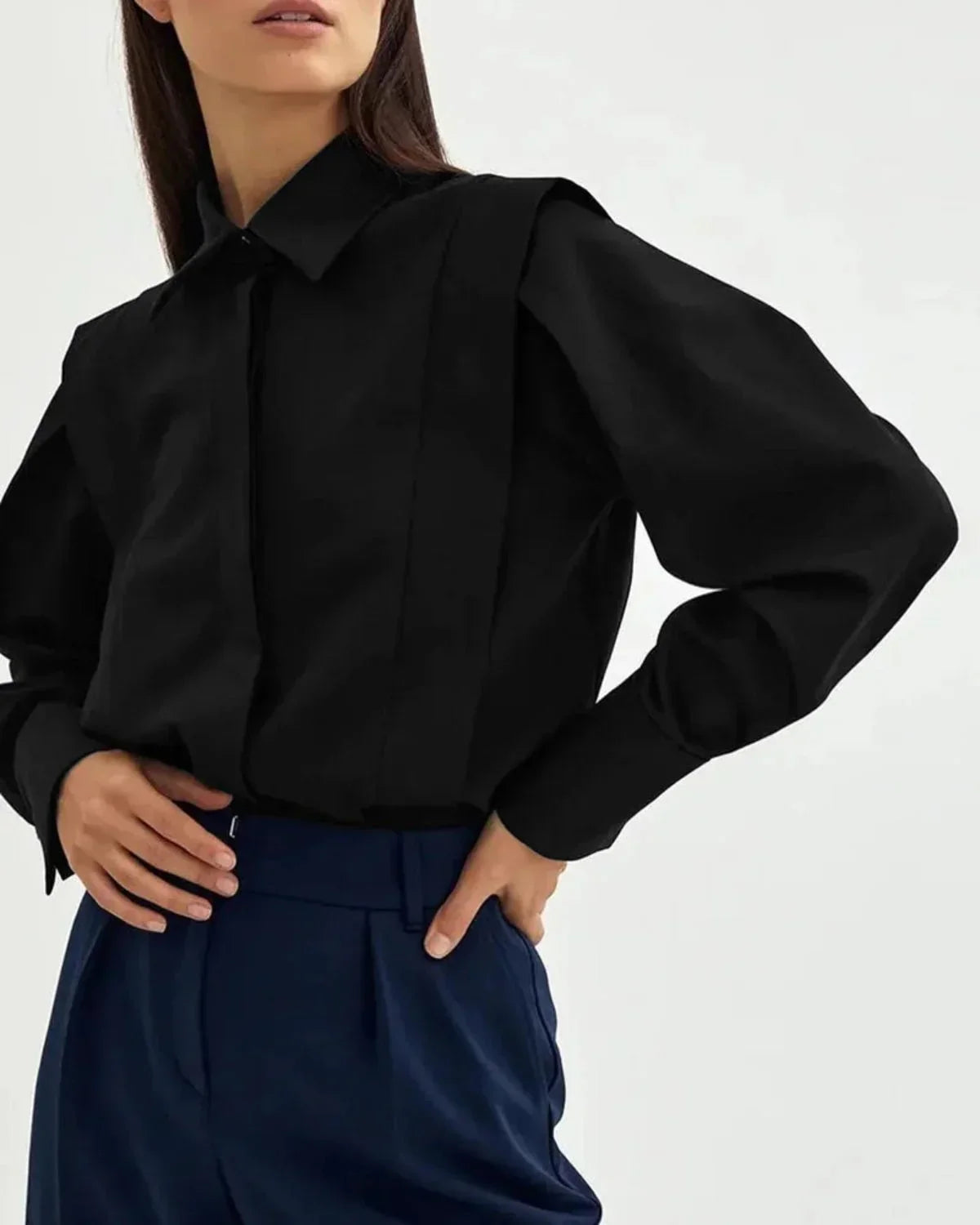 Chemise carrée noire femme en coton léger, avec plusieurs boutons, disponible en plusieurs coloris.