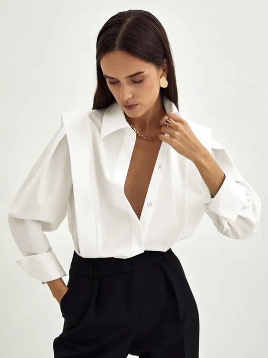Chemise carrée blanche pour femme avec boutons multiples, en tissu léger, disponible en plusieurs coloris.