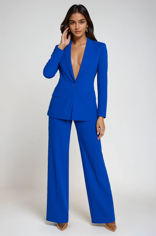 Ensemble blazer et pantalon pour femme, bleu, avec un blazer moderne et un pantalon à design structuré.