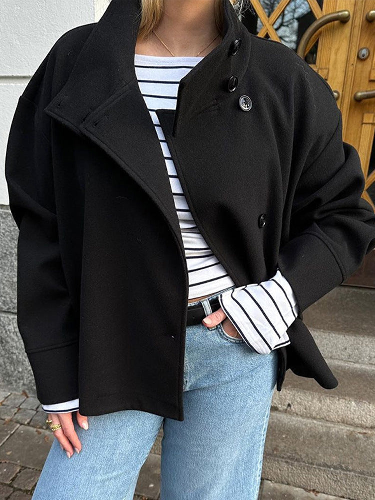 "Manteau femme court double boutonnage chic, élégant, tissu doux, idéal style automne-hiver."