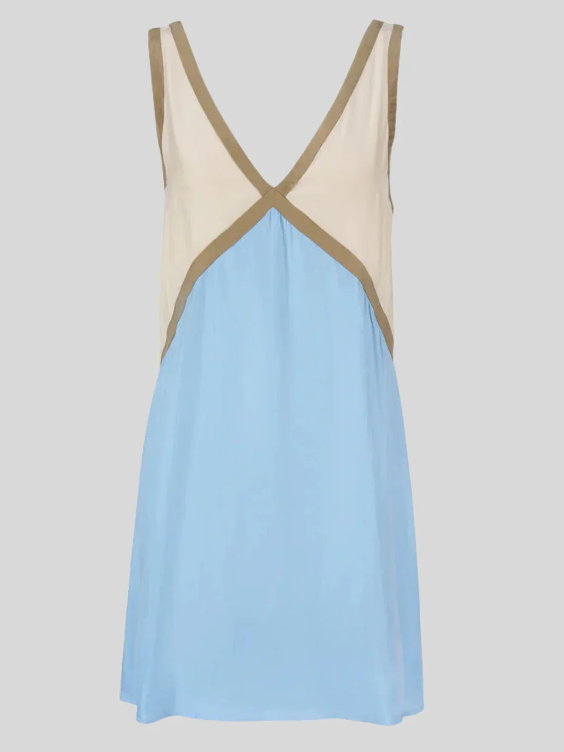 Robe courte femme en tissu fluide, design contrastant avec décolleté plongeant au dos et manches courtes.
