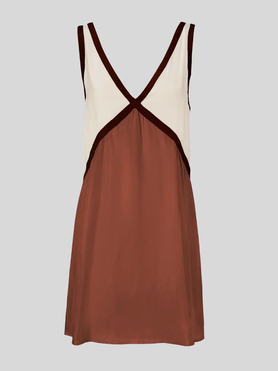 Robe courte en brun, avec un design contrastant et un dos plongeant en tissu léger, idéale pour une tenue décontractée.