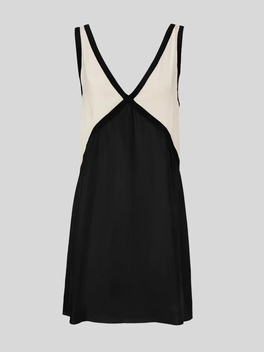 Robe courte noire avec design contrastant, dos plongeant, en tissu léger pour un confort optimal.