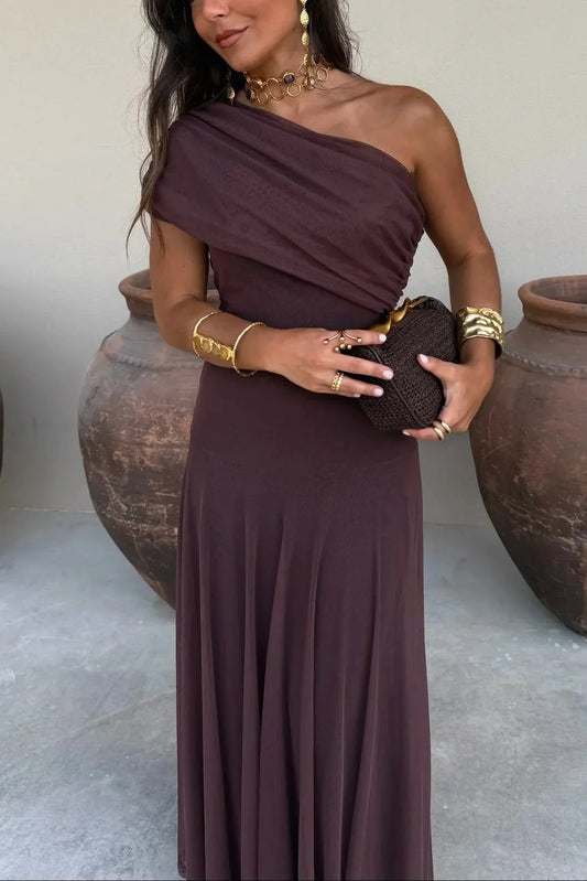 Robe d'été femme plissée à une épaule, en tissu léger, design asymétrique, idéale pour les journées estivales.
