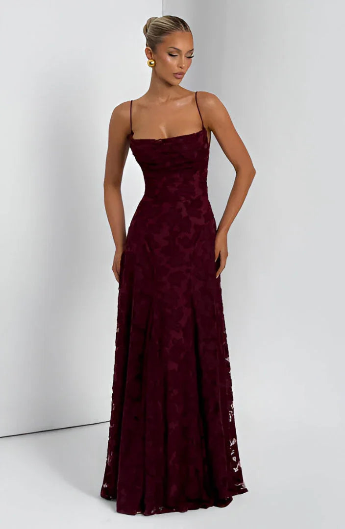 Robe longue femme en coton, avec bretelles fines et motifs floraux colorés sur fond clair, parfaite pour les journées d'été.