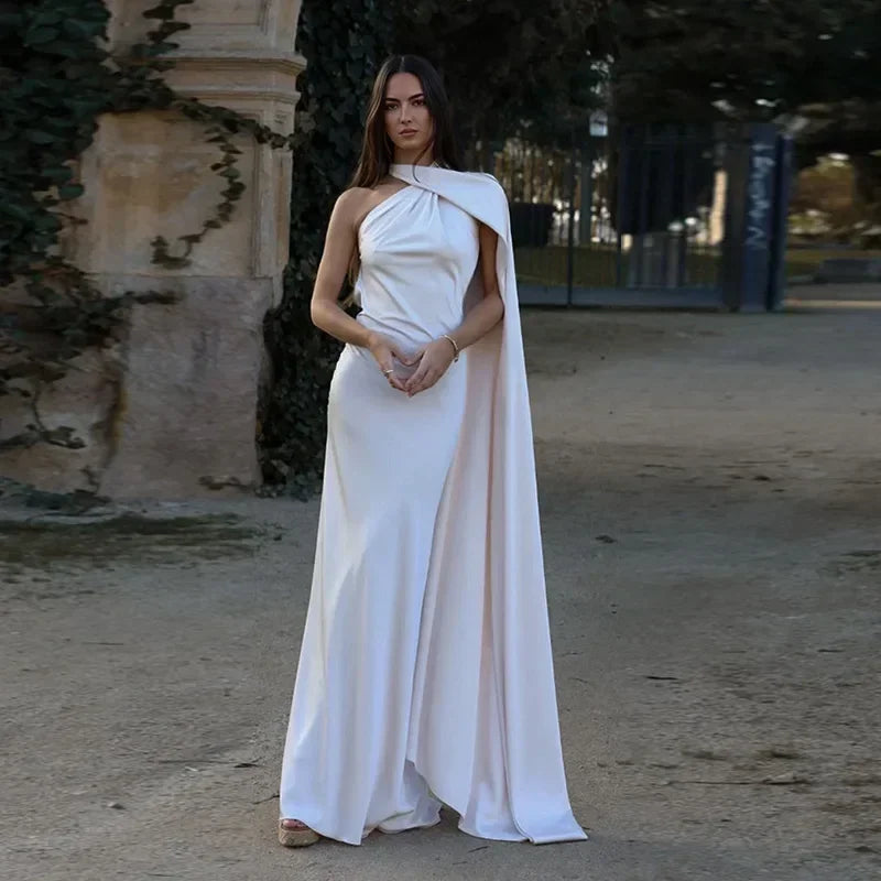 Robe longue femme drapée avec une bretelle unique en rouge, fabriquée en tissu léger et fluide.