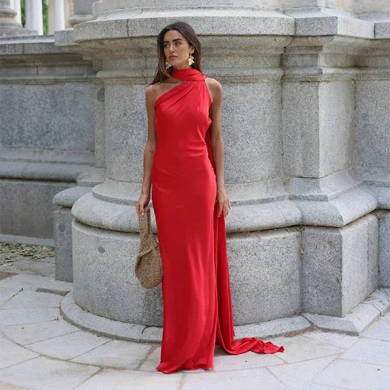 Robe longue femme drapée avec bretelle unique en tissu fluide, idéal pour les occasions élégantes et décontractées.