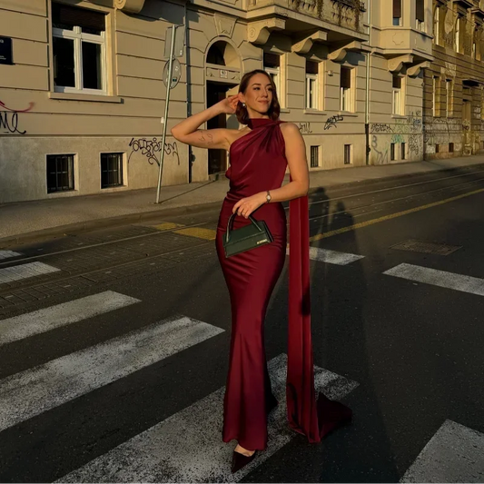 Robe longue marron pour femme, en tissu drapé, avec une bretelle unique et une coupe fluide pour un look élégant.