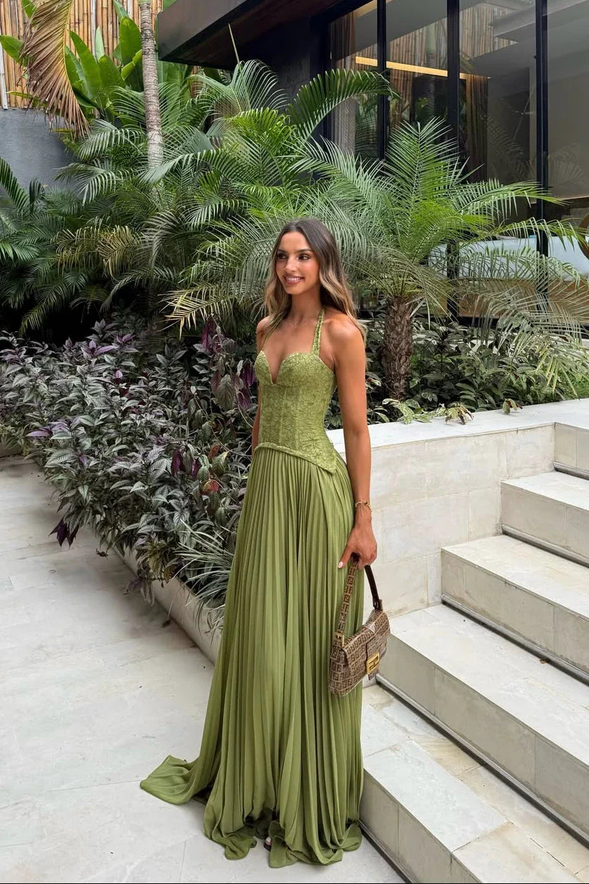 Robe longue verte pour femme, en tissu plissé avec corset ajusté, idéale pour une tenue élégante et confortable.