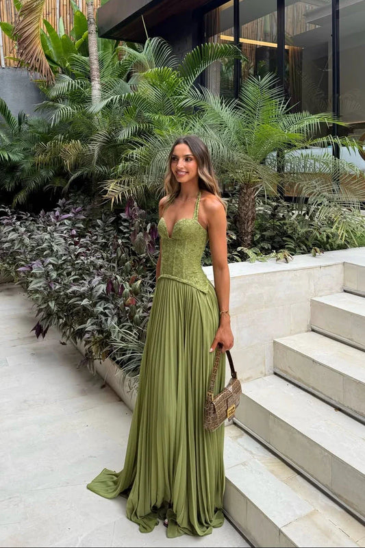 Robe longue verte pour femme, en tissu plissé avec corset ajusté, idéale pour une tenue élégante et confortable.