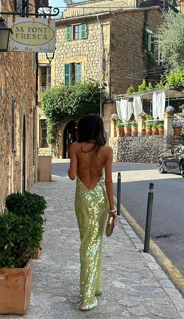 Robe longue verte à sequins avec bretelles fines et dos nu, parfaite pour une soirée élégante et stylée.